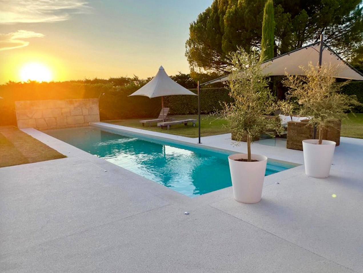 Beheiztes Schwimmbecken und provenzalische Atmosphäre, Haus Les Oliviers in Oppède Beheiztes Schwimmbecken bei Sonnenuntergang im Garten des Hauses Les Oliviers in Oppède, ruhige Umgebung im Luberon