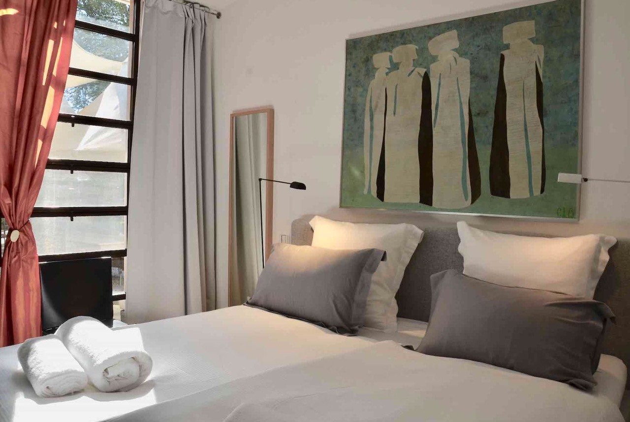 Die Suite im Maison Bertuli mit Blick auf den privaten, begrünten Innenhof