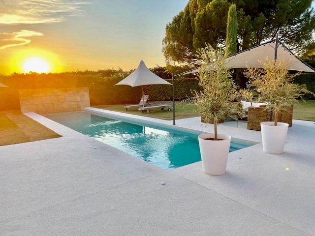 Beheizter Pool im Maison Bertuli bei Sonnenuntergang