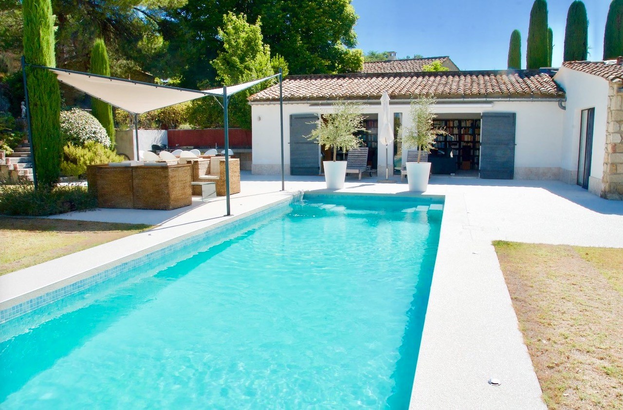 Maison Bertuli Les Cerisiers in Oppède, beheizter Schwimmkanal und Poolhaus