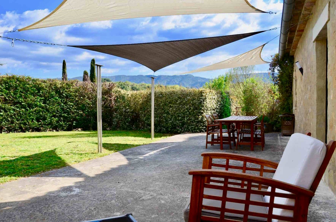 Private Terrasse der Les Cerisiers mit Garten und freiem Blick auf das Luberon