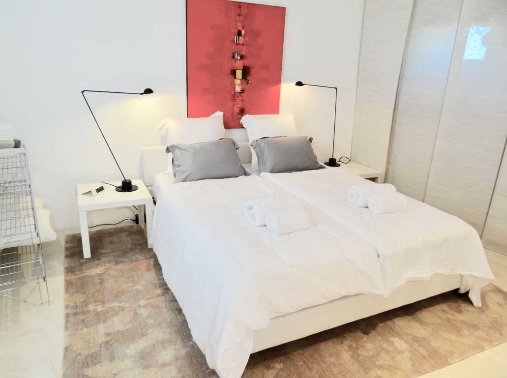 Schlafzimmer der Les Cerisiers im Maison Bertuli mit Kingsize-Bett