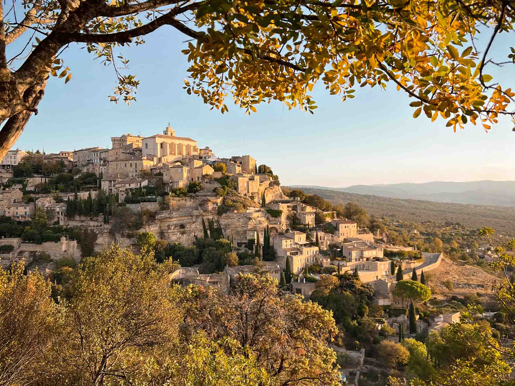 Bergdorf im Luberon mit Steinhäusern und umliegender Landschaft