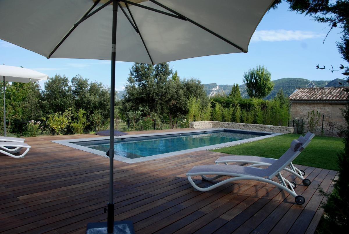 Pool der Maison Magnarelles mit Holzterrasse im Luberon