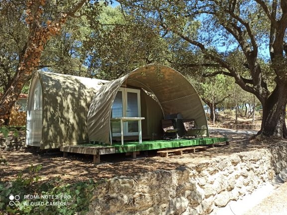 Coco Sweet Zelt auf einer Holzterrasse, außergewöhnliche Unterkunft auf dem Camping Le Moulin à Vent