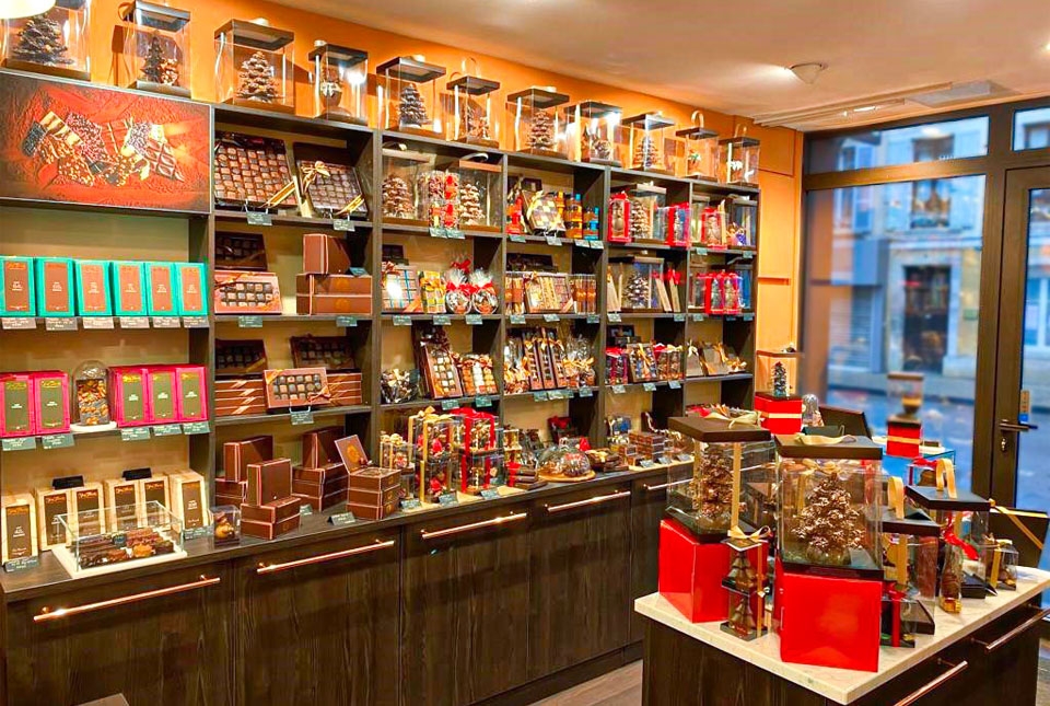 Innenansicht der Chocolats Yves Thuriès Boutique in Cavaillon mit Schokoladentafeln, Pralinen und Geschenkboxen.