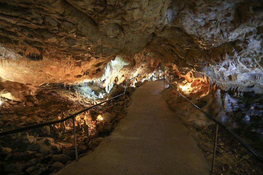 Galeries naturelles et concrétions des Die Thouzon-Höhlen in Thor