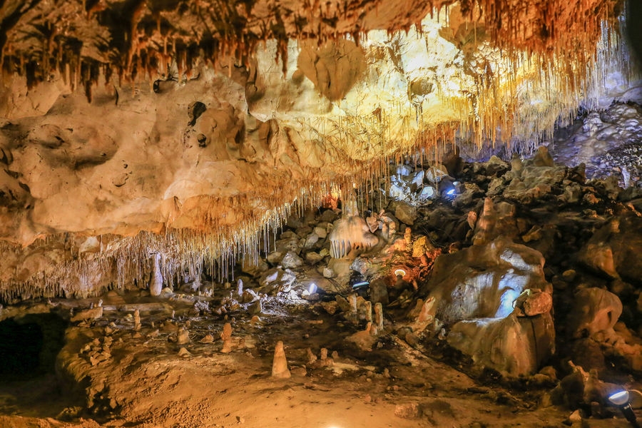 Famille en visite dans les Die Thouzon-Höhlen in Thor