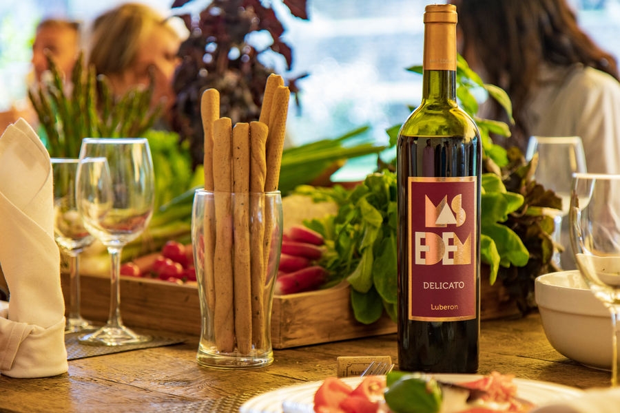 Flasche Mas Edem Wein und geselliger Verkostungstisch im Luberon