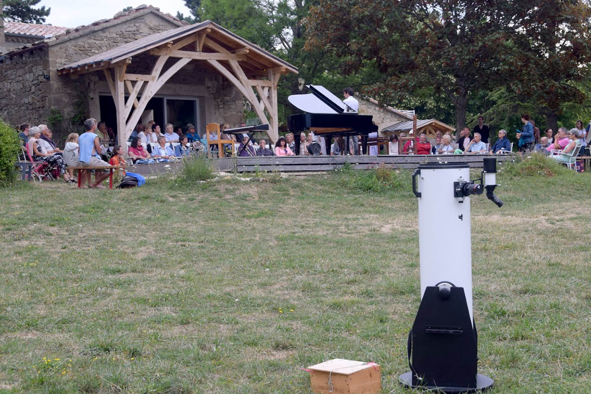 Abend zur Himmelsbeobachtung mit Astrolub Provence im Luberon Gruppe rund um ein Teleskop bei einer Astronomie-Aktivität in der Provence