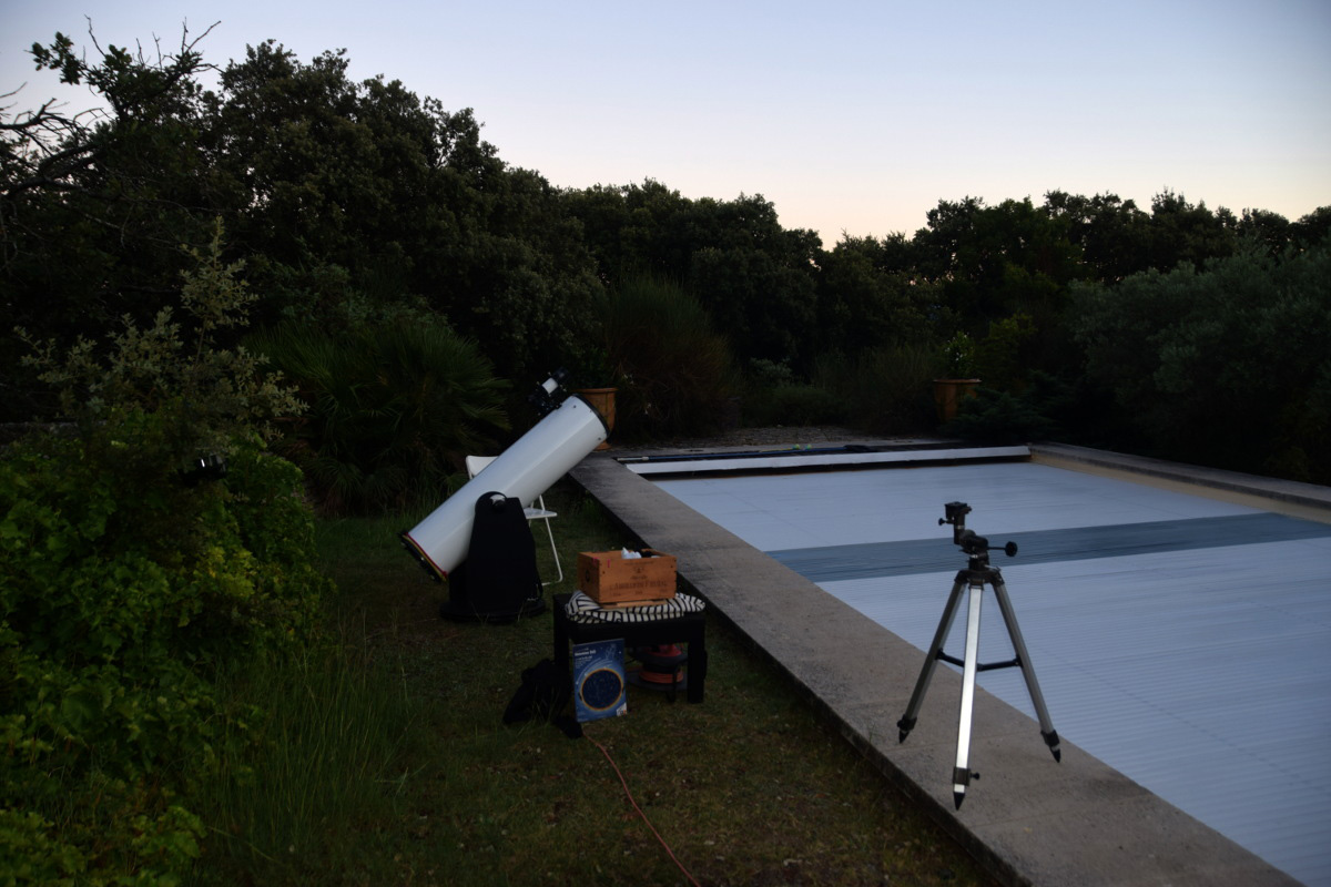 Ein maßgeschneiderter Abend unter den Sternen mit Astrolub Provence Teleskop für einen Abend zur Himmelsbeobachtung in einem Garten in der Provence