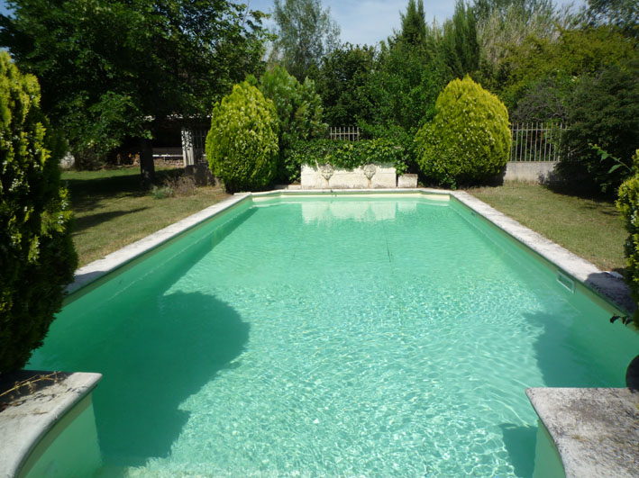 Steinpool im mediterranen Garten des Mas des 2 Fontaines