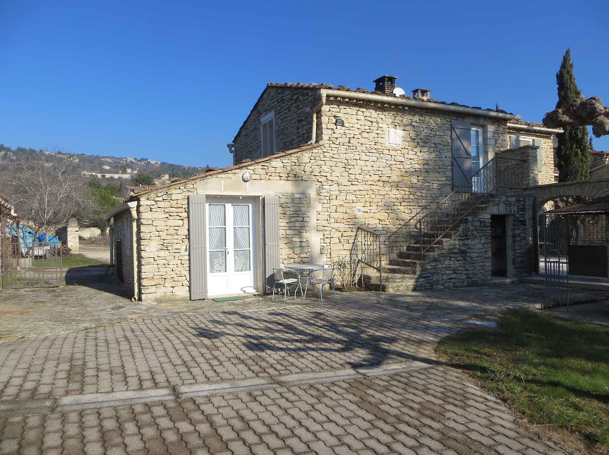 Steinhaus Borie Le Petit in Gordes mit Terrasse und Außentreppe