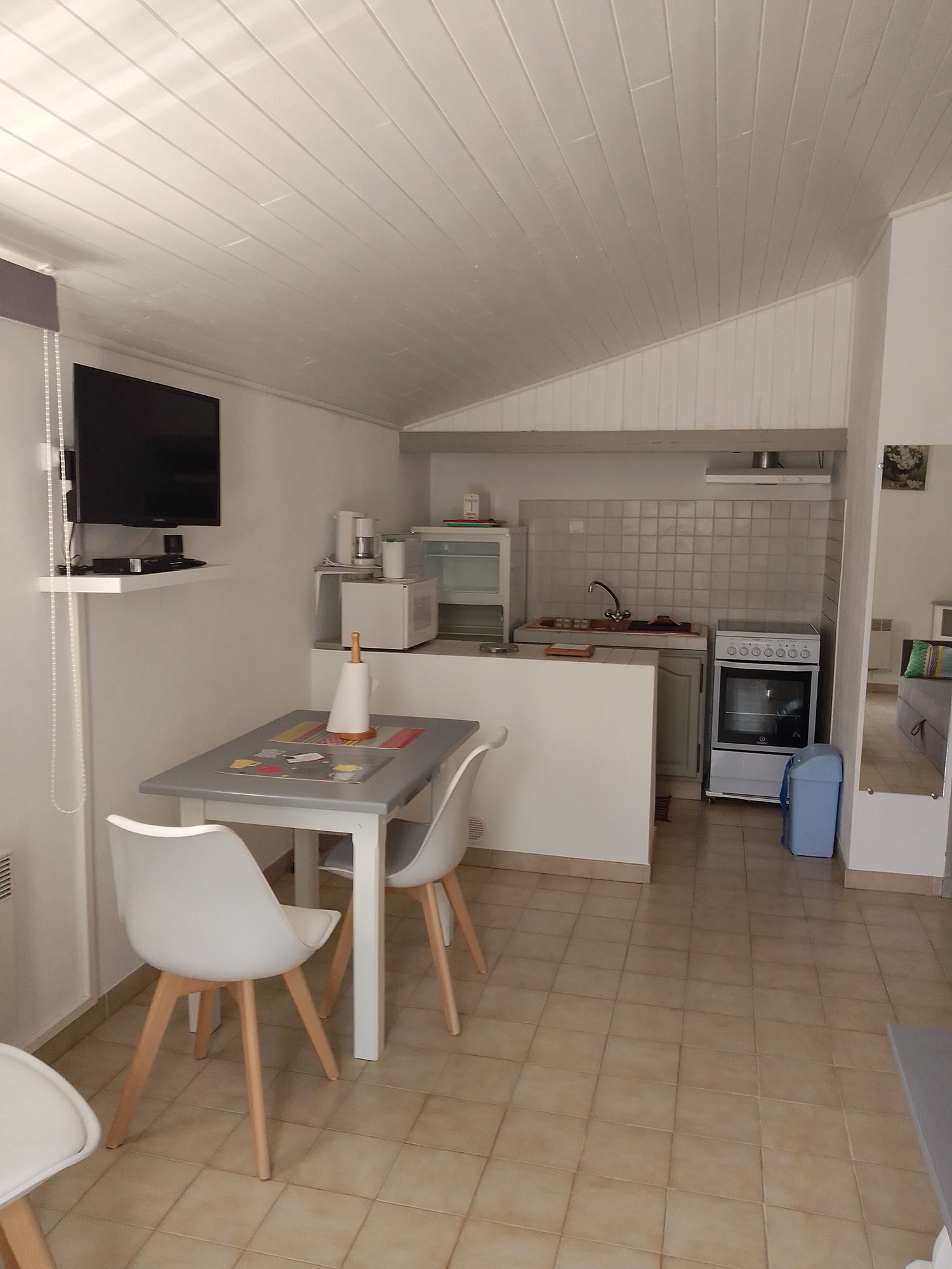 Ausgestattete Küche von Borie Le Petit in Gordes mit Essecke und Fernseher