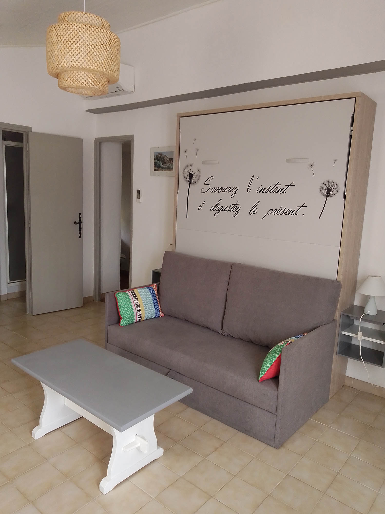 Wohnzimmer von Borie Le Petit in Gordes mit Schlafsofa und Klappbett