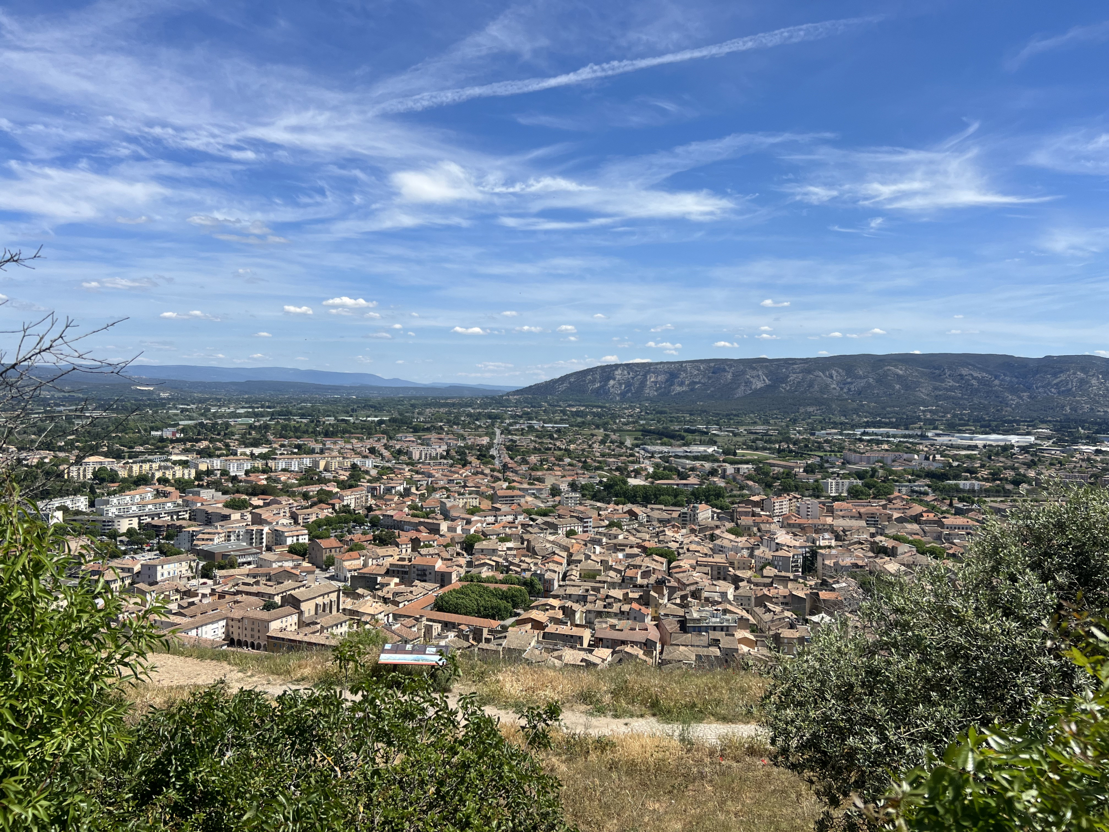 Ein außergewöhnliches Panorama über Cavaillon und den Luberon von der Colline Saint-Jacques Weites 360°-Panorama über die Stadt Cavaillon und das Durance-Tal, das sich bis zu den Alpilles und zum Mont Ventoux unter einem blau bewölkten Himmel erstreckt.