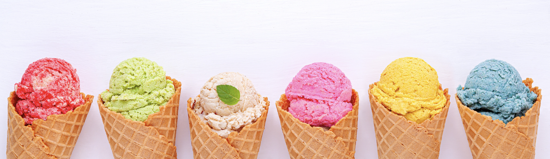 Bunte Eistüten mit handwerklich hergestelltem Eis als Illustration einer Auswahl an Eisdielen im Luberon