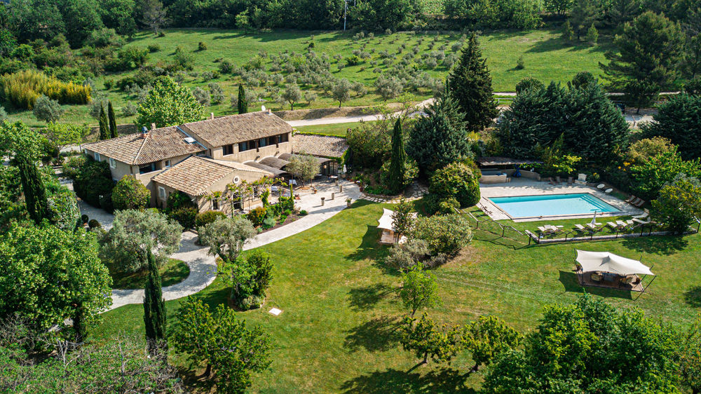 Luftaufnahme von La Fenière am Fuße des Luberon mit Garten und Pool