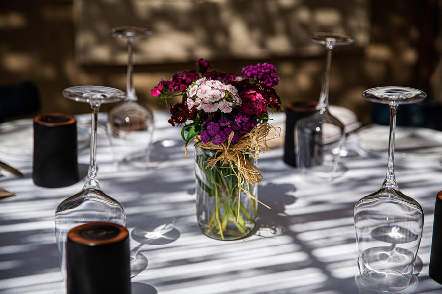 Elegant gedeckter Tisch im Le Goût du Bonheur, dem Michelin-Sternerestaurant von Nadia Sammut in La Fenière