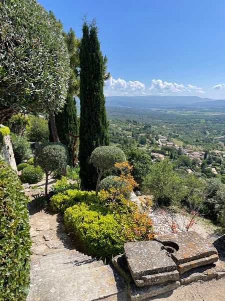 Blick aus den privaten Gärten des Palais Saint-Firmin in Gordes auf das Luberon-Tal