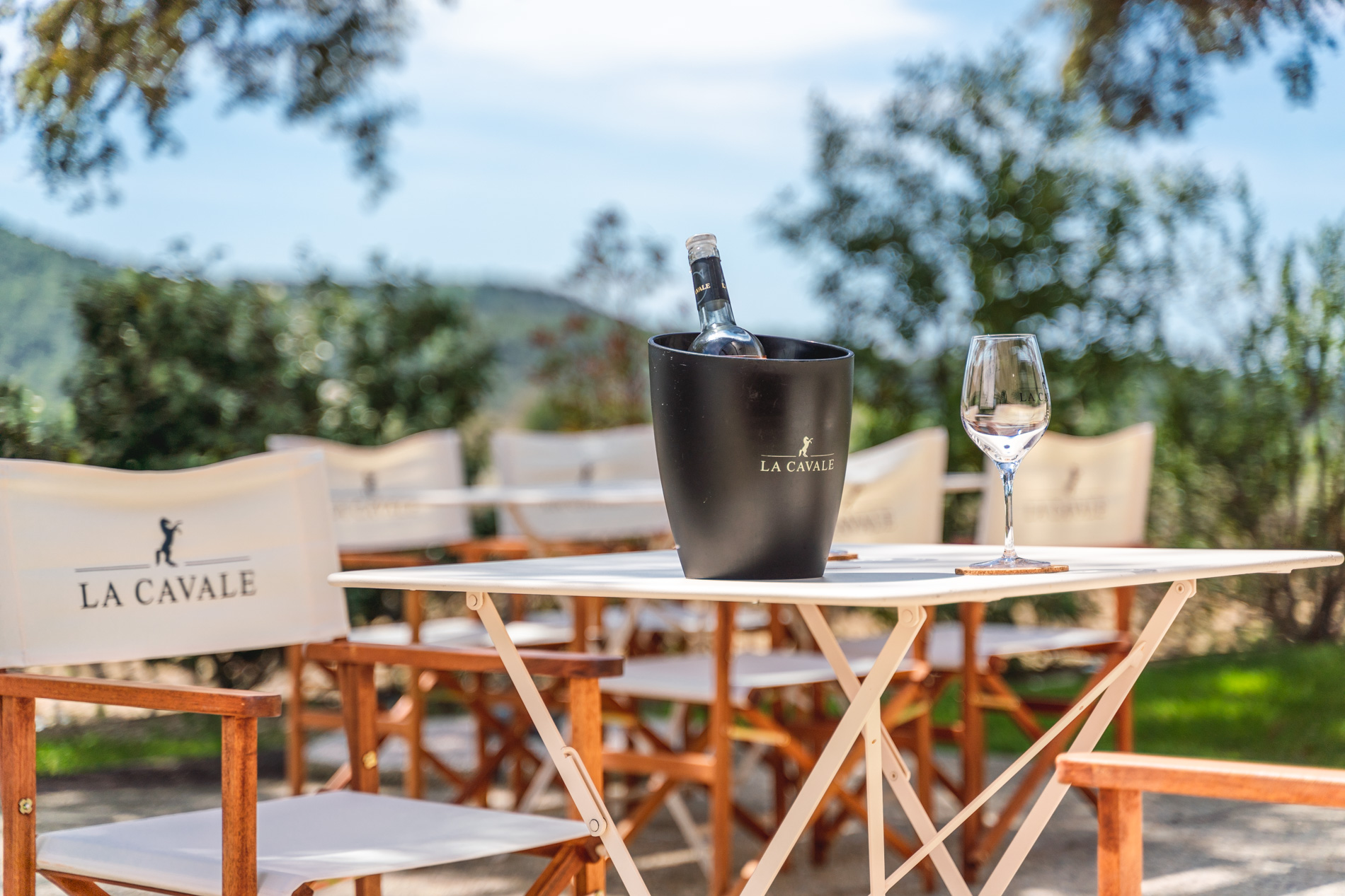 Terrasse von La Cavale in Cucuron während der musikalischen Abende