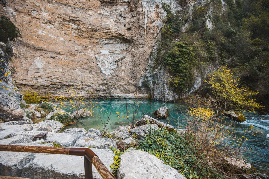 Fontaine-de-Vaucluse und die Quelle der Sorgue