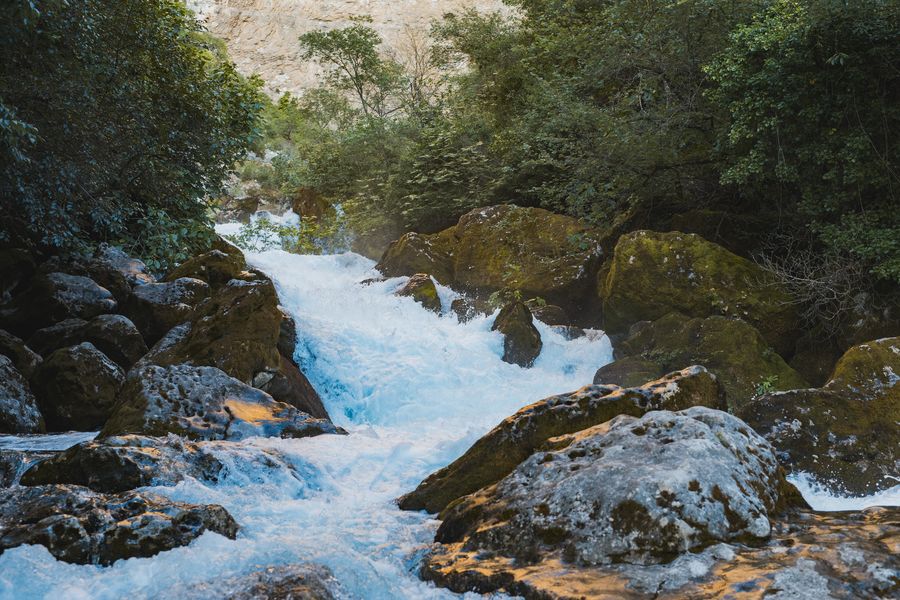 Die Quelle der Sorgue in Fontaine-de-Vaucluse