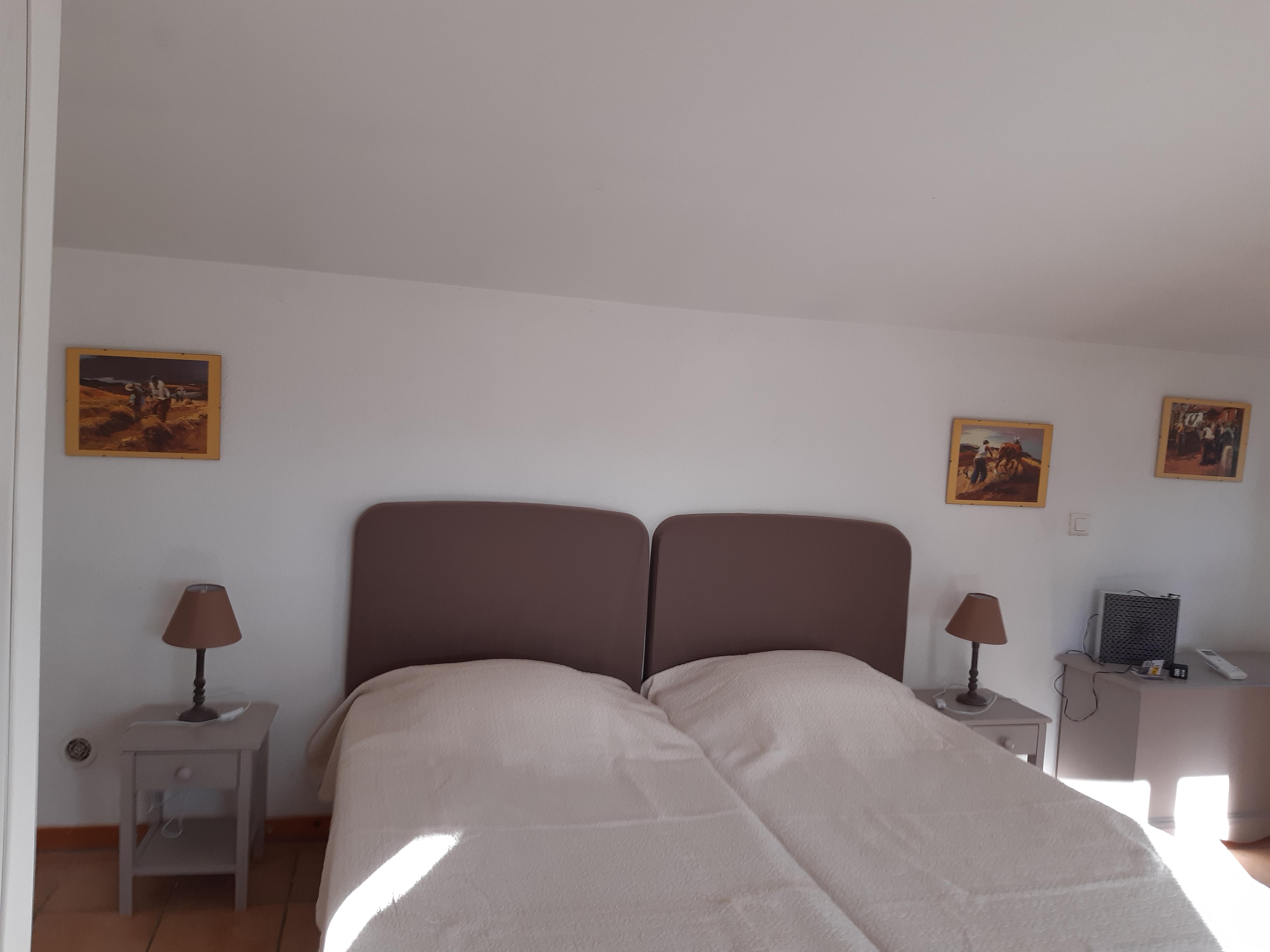 Schlafzimmer des Cabanons in Gordes mit zwei Einzelbetten und provenzalischer Dekoration