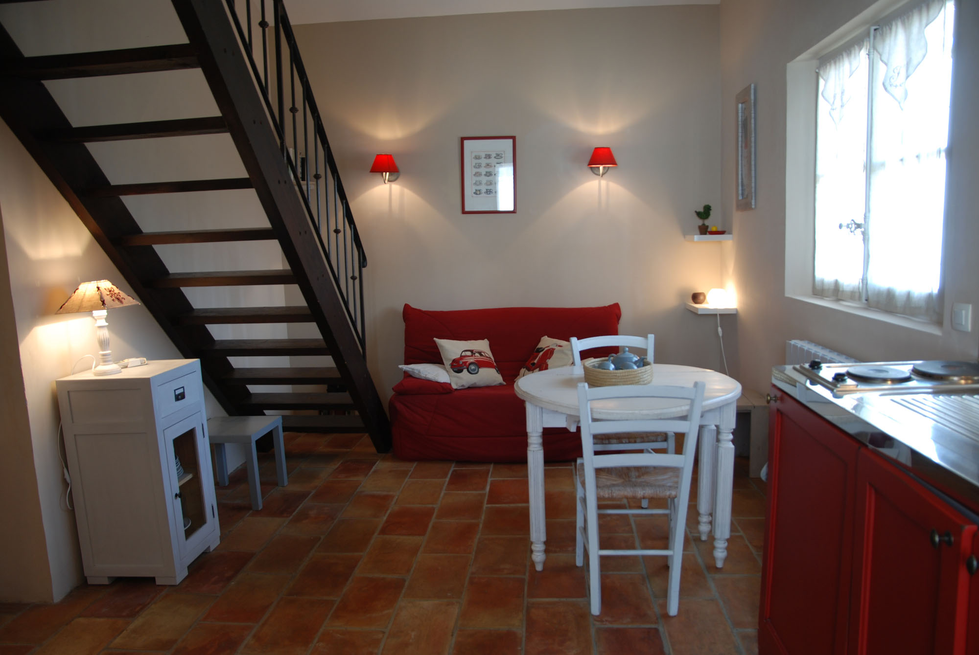 Wohnbereich der Ferienwohnung Le Cocon mit Sofa und Holztreppe