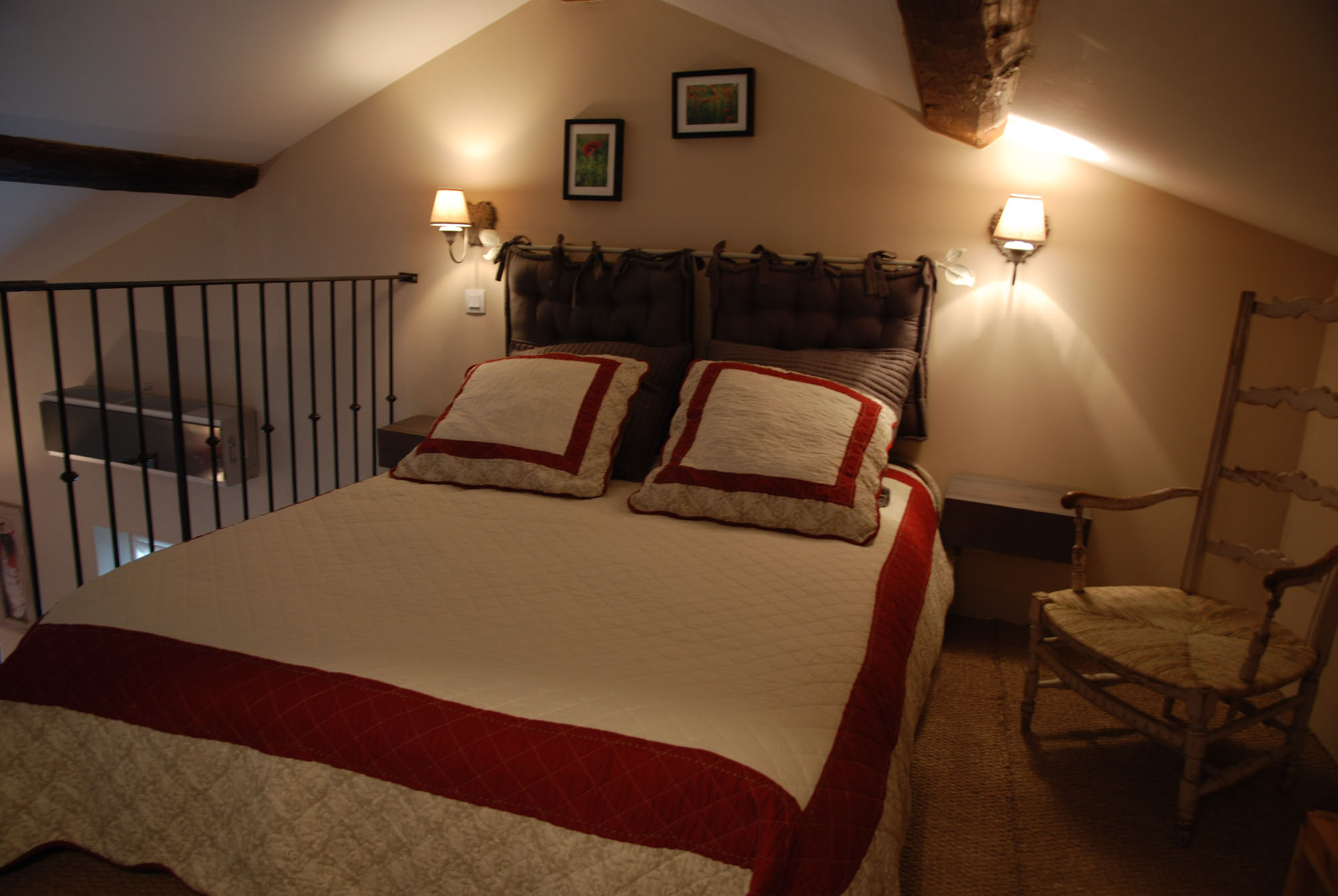 Schlafbereich auf der Galerie der Ferienwohnung Le Cocon mit Doppelbett