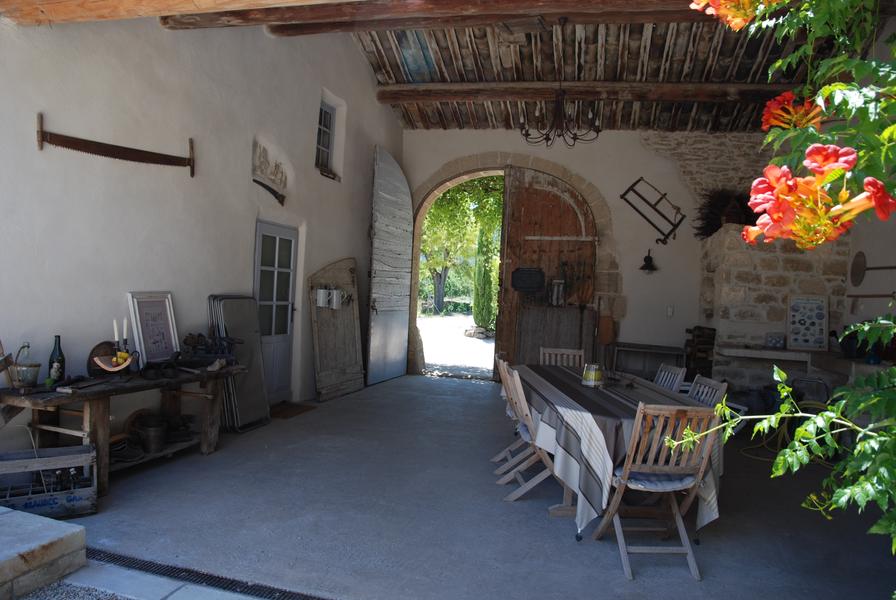 Überdachter Torbogen der Maison Magnarelles mit Essbereich im Freien