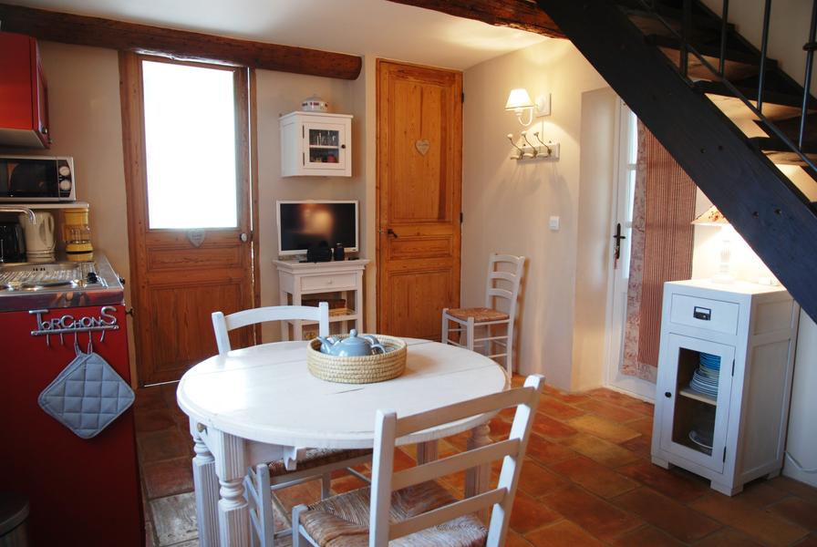 Küche und Essbereich der Ferienwohnung Le Cocon in der Maison Magnarelles