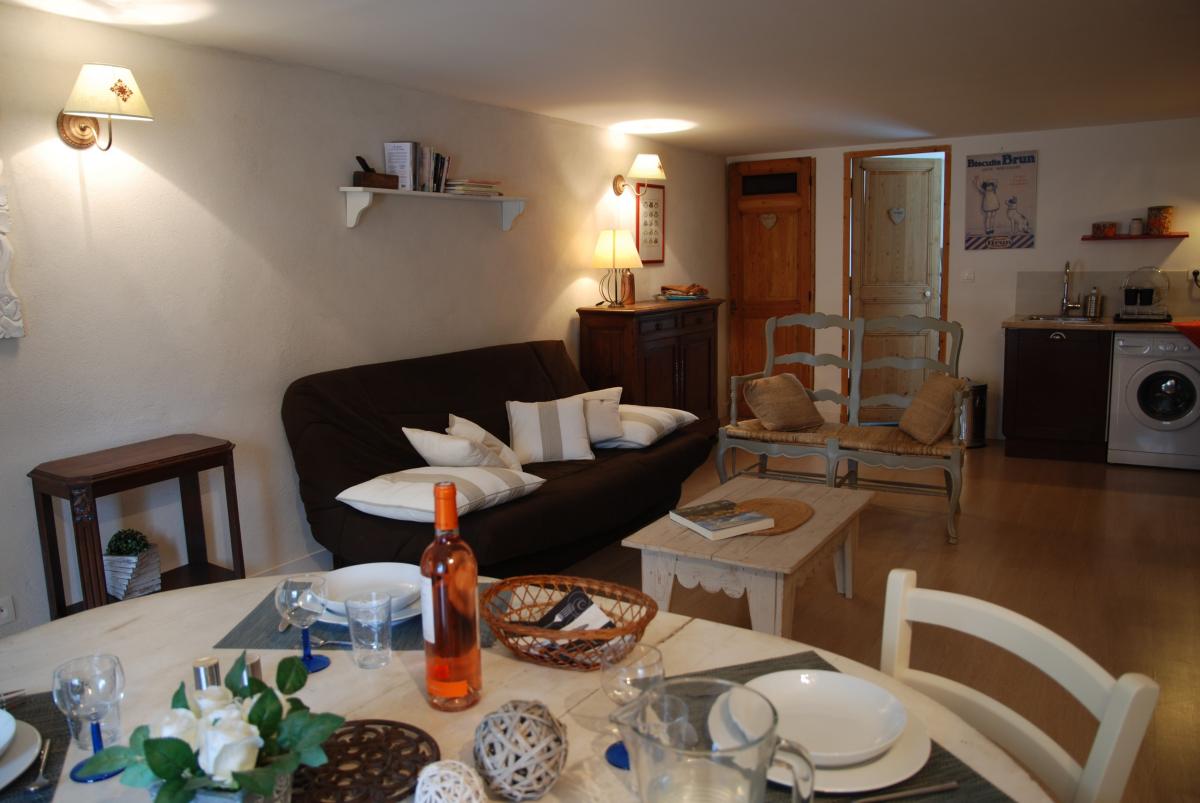 Wohnbereich des Ferienhauses Les Magnans mit Wohnzimmer, Essbereich und offener Küche