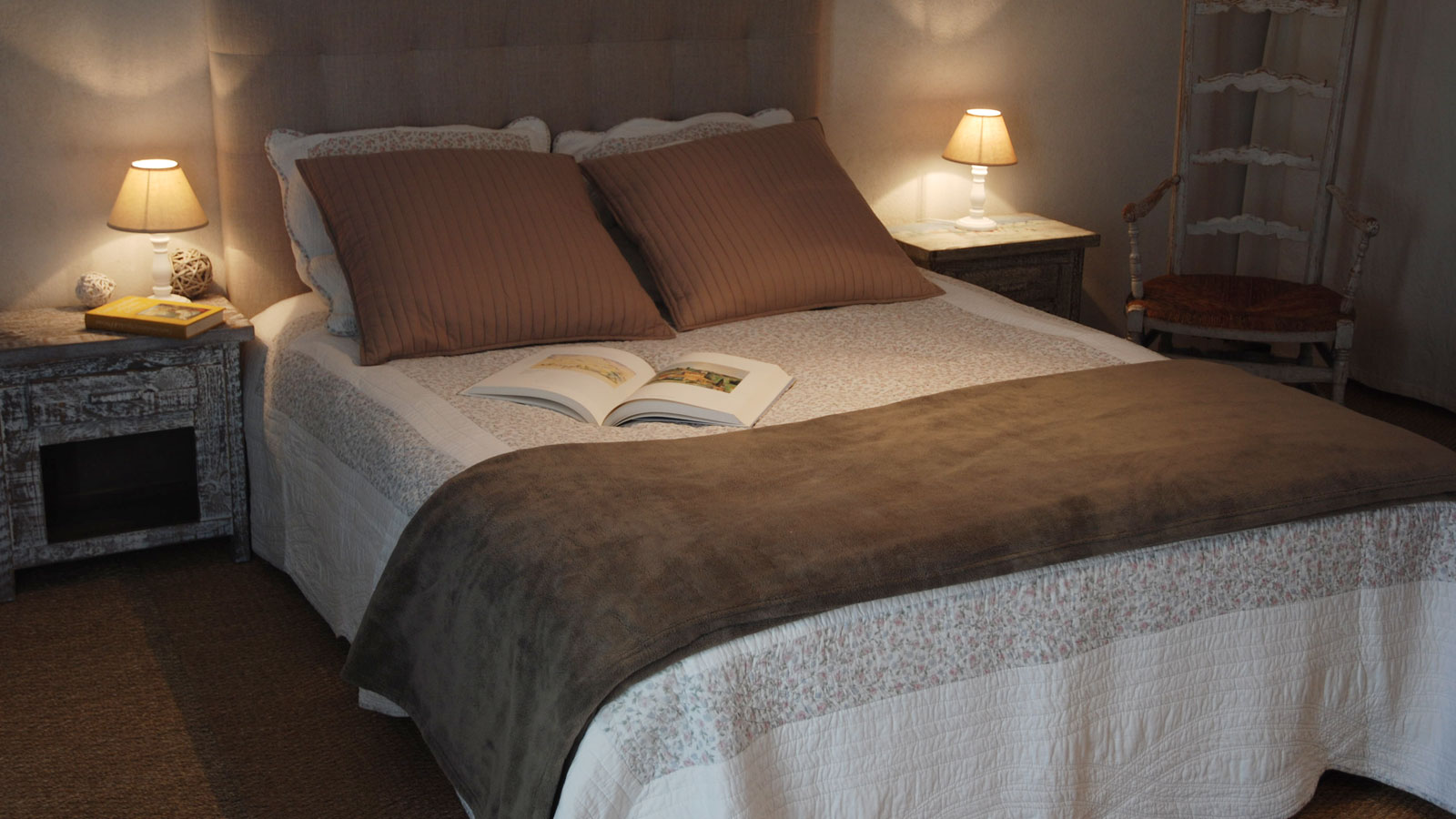 Schlafzimmer des Ferienhauses Les Magnans mit Doppelbett und gemütlicher Atmosphäre