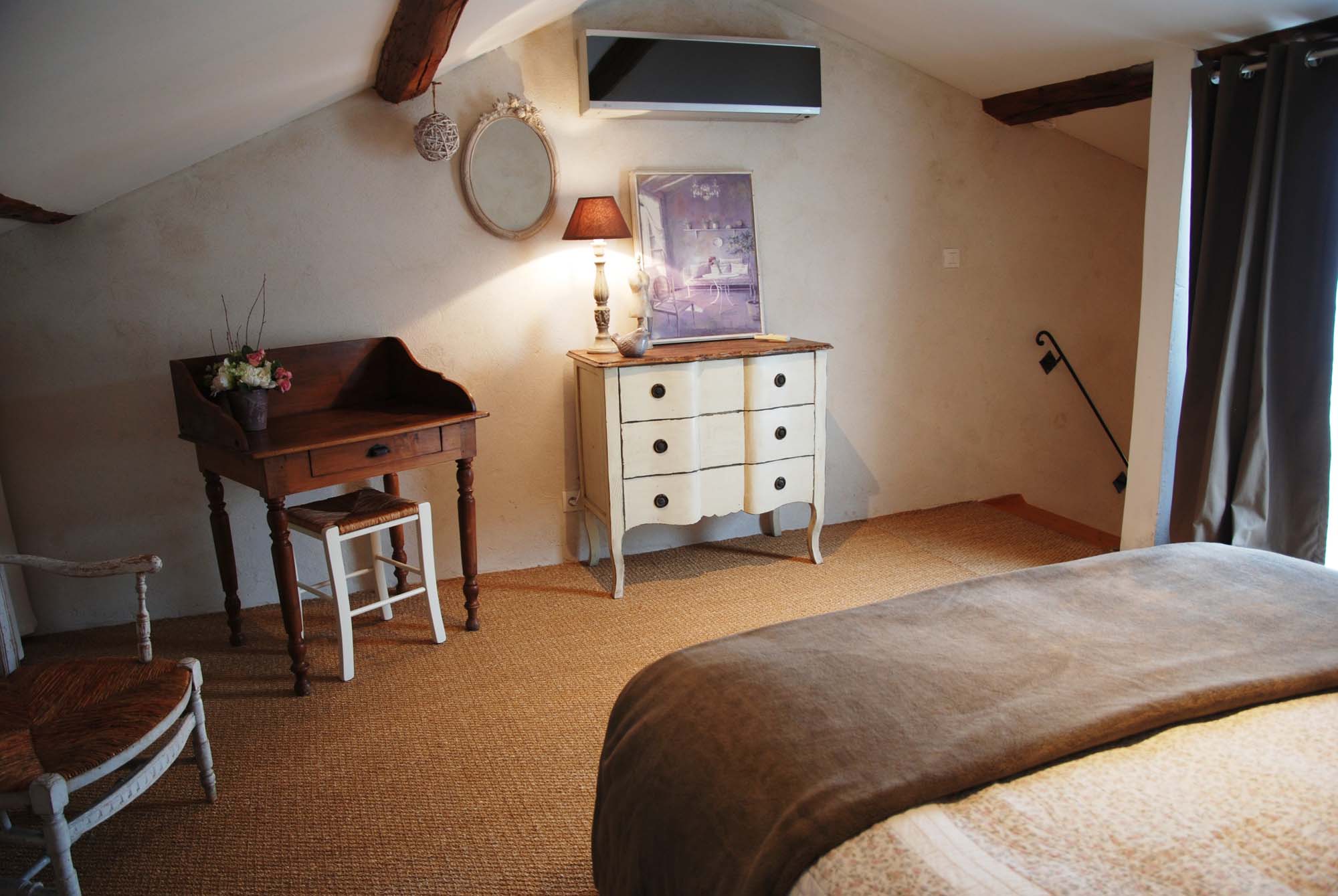 Galerie des Ferienhauses Les Magnans mit antiken Möbeln und stilvoller Einrichtung