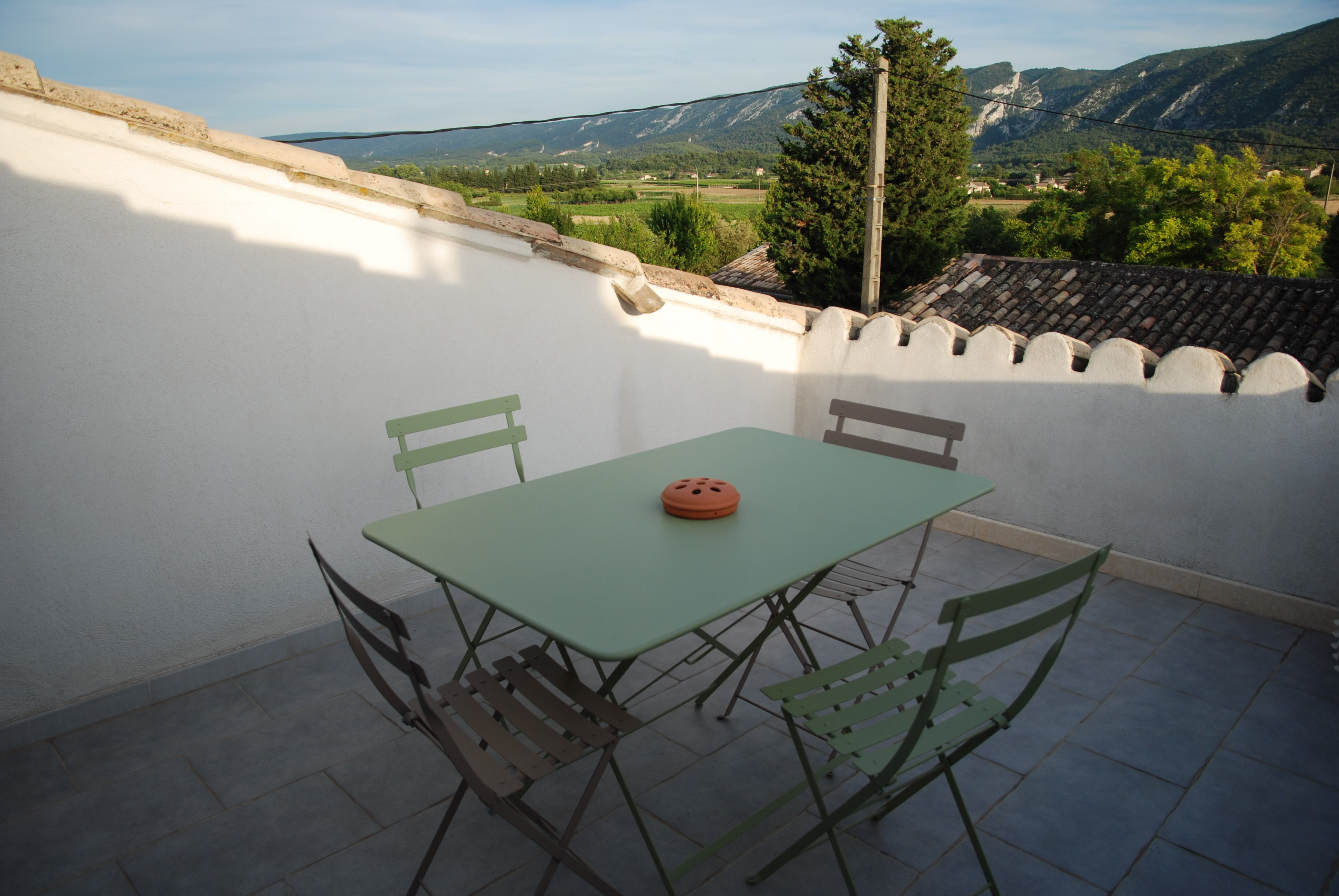 Private Terrasse des Ferienhauses Les Magnans mit Blick auf den Luberon