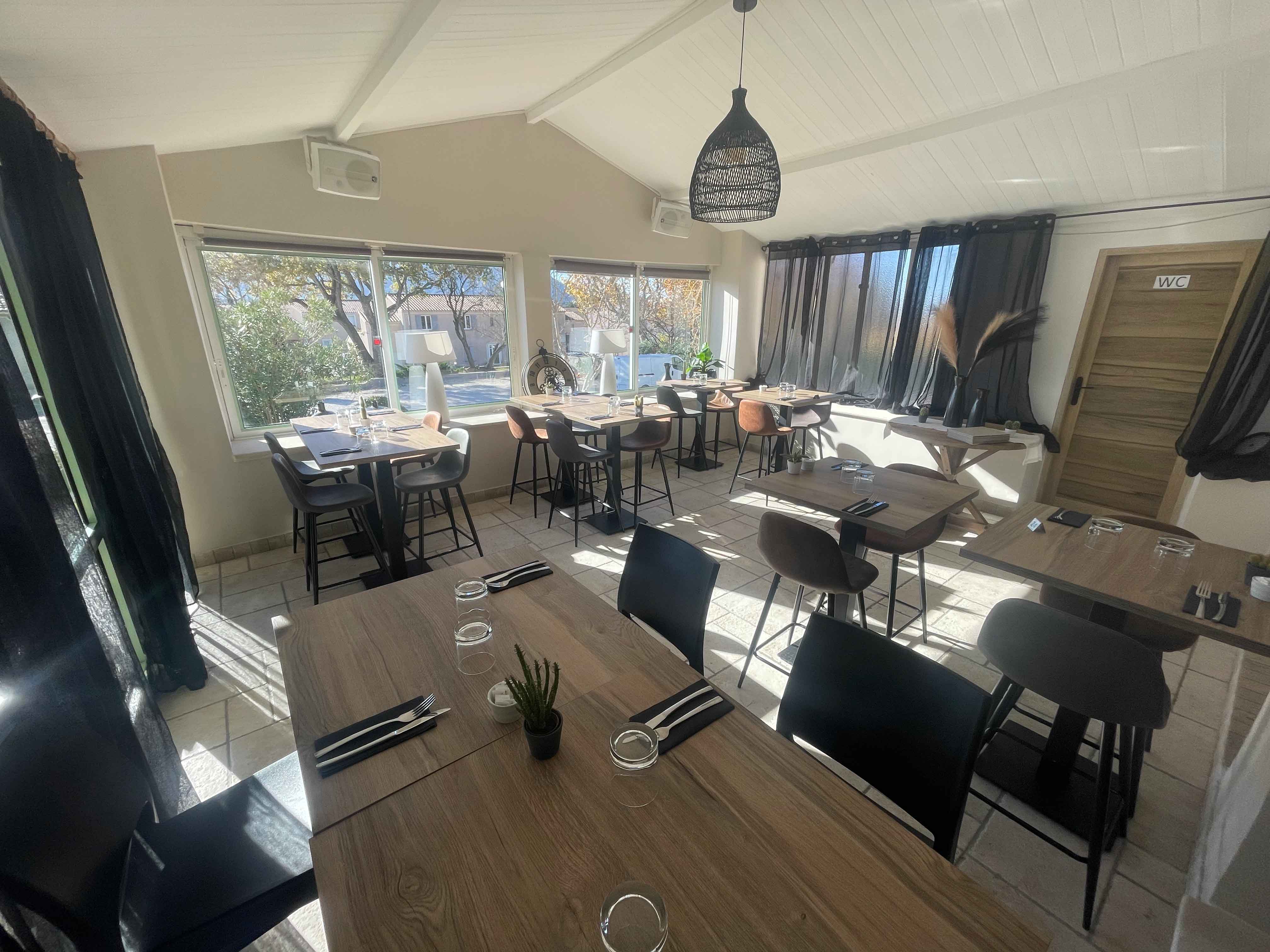 Terrasse des Restaurants 4.27 der Loges du Luberon mit Blick auf das Massiv