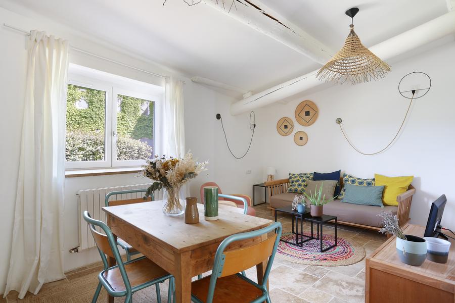 Helles Wohnzimmer im Cottage Bonelli im Domaine Les Petites Vaines, Bohème- und Naturatmosphäre