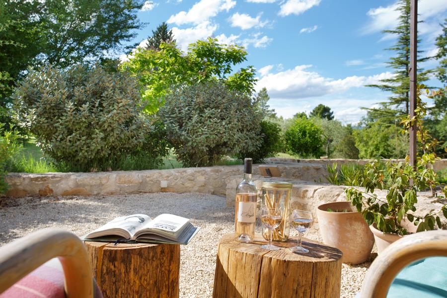 Private Terrasse des Cottage Bonelli im Domaine Les Petites Vaines, ruhige und grüne Umgebung