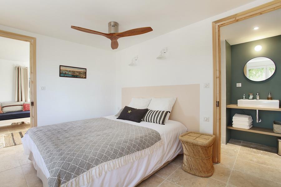 Elegantes Schlafzimmer des Gîte Salvia mit Queensize-Bett und angrenzendem Badezimmer