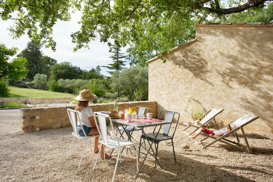 Schattige Terrasse des Gîte Salvia im Domaine Les Petites Vaines, ideal für ein Essen im Freien mit Blick auf den Garten