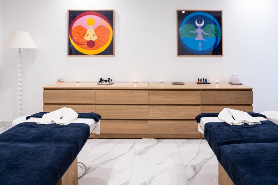 Behandlungsraum im Spa La Maison d’Ennea in Gordes, beruhigende Atmosphäre für Wohlbefinden im Herzen des Luberon