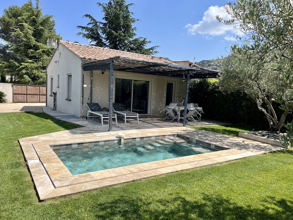 Außenansicht der Villa La Restanque mit Pool und Garten