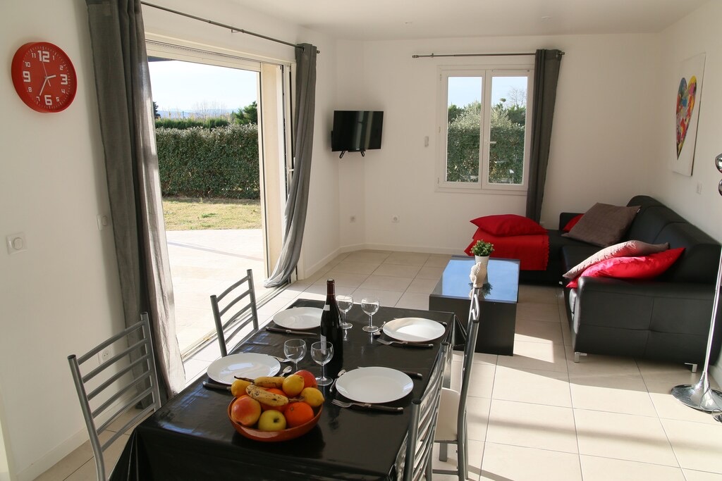Helles Wohnzimmer und Essbereich der Villa La Restanque mit Blick auf den Garten