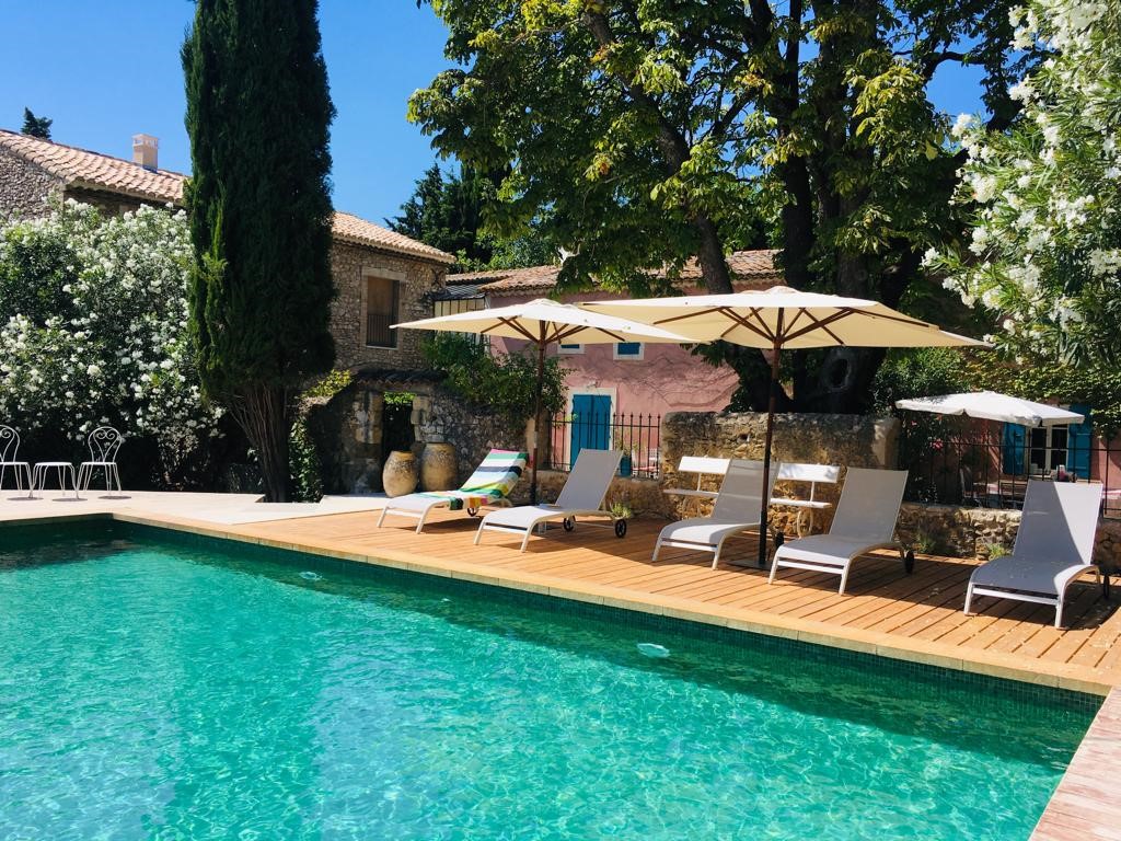 Beheizter Swimmingpool und Ruhebereich im Mas de la Sorgue, vollständig privatisiertes Ferienhaus in der Provence