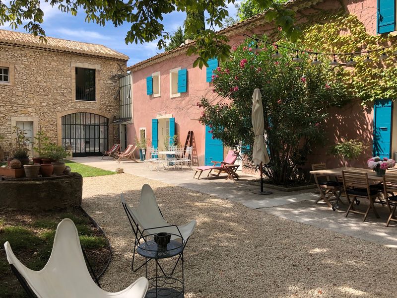 Vollständig privat buchbarer provenzalischer Mas aus dem 18. Jahrhundert mit Garten in Le Thor, Provence