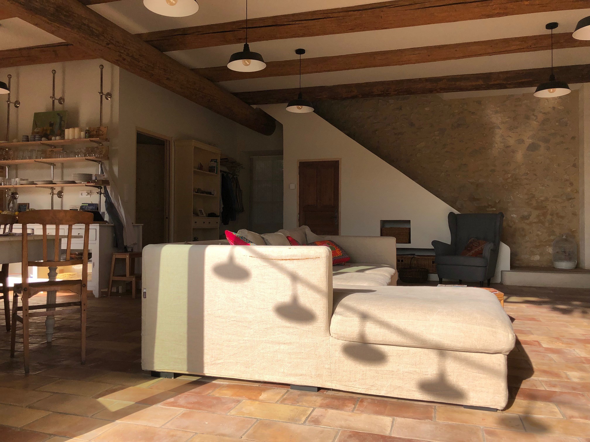 Helles Wohnzimmer im Mas de la Sorgue, vollständig privatisiertes Ferienhaus mit sichtbaren Balken in der Provence
