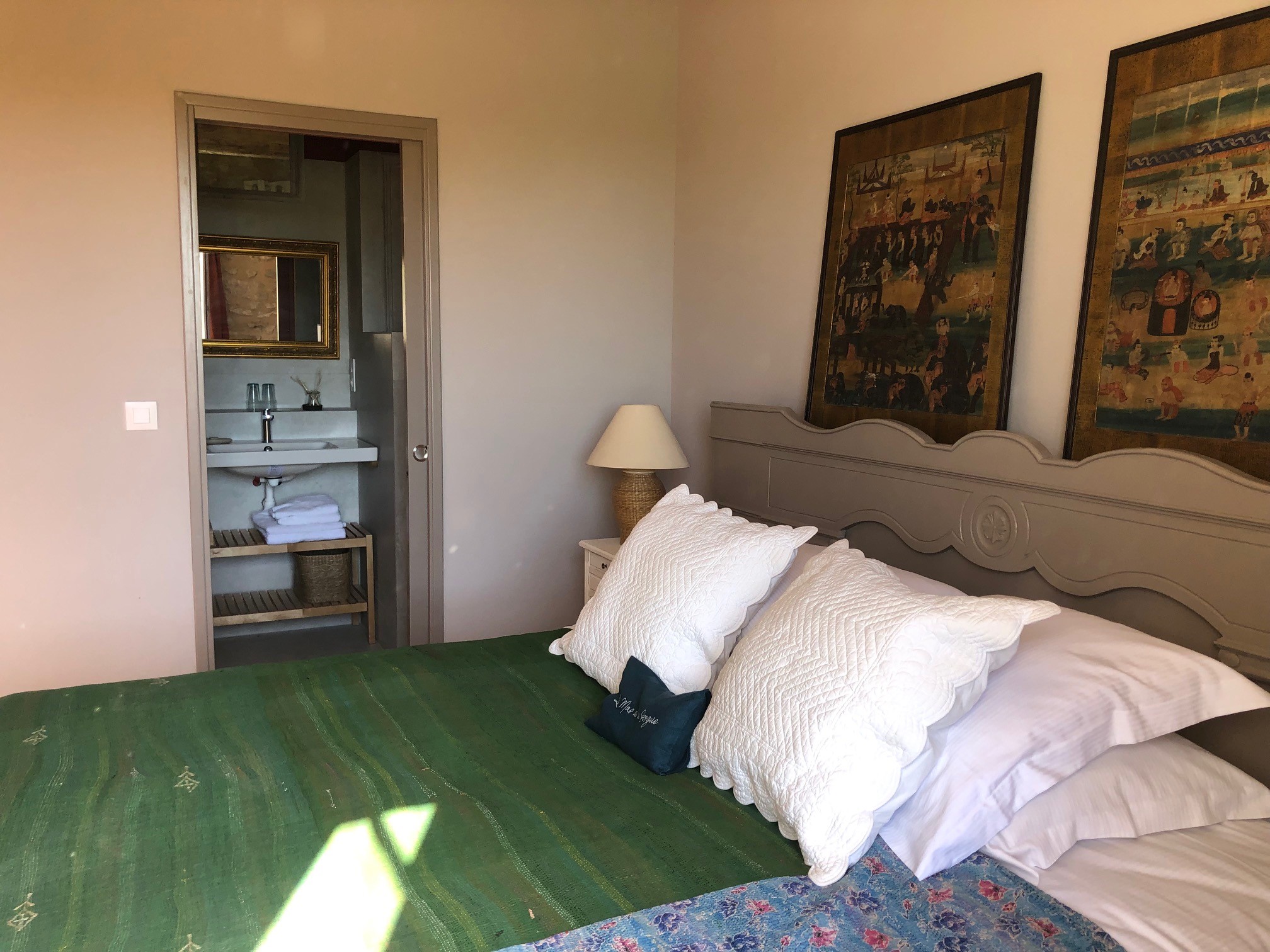 Schlafzimmer im Mas de la Sorgue mit Kingsize-Bett und privatem Badezimmer