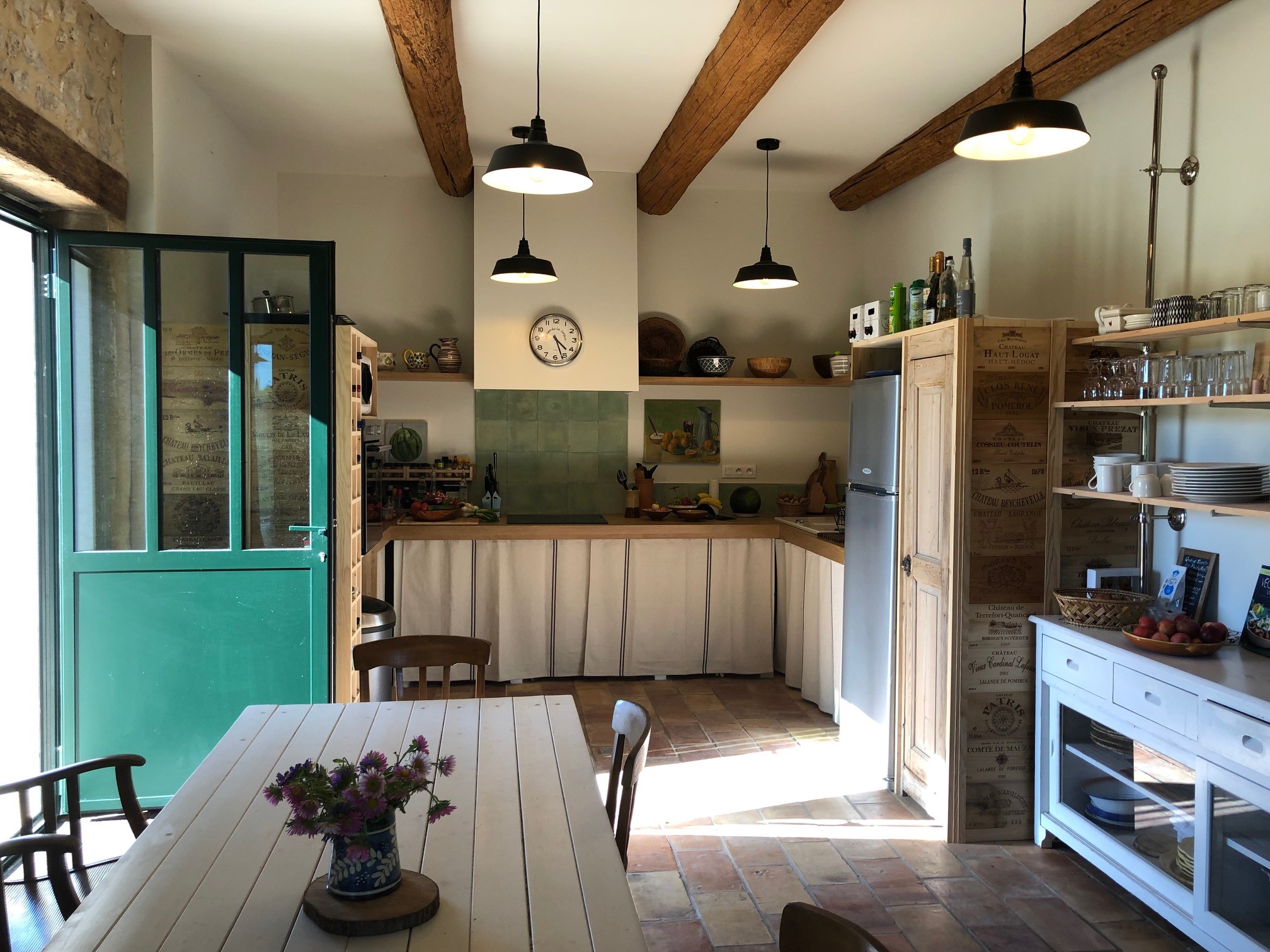 Küche und Essbereich im Mas de la Sorgue, vollständig privatisiertes provenzalisches Ferienhaus