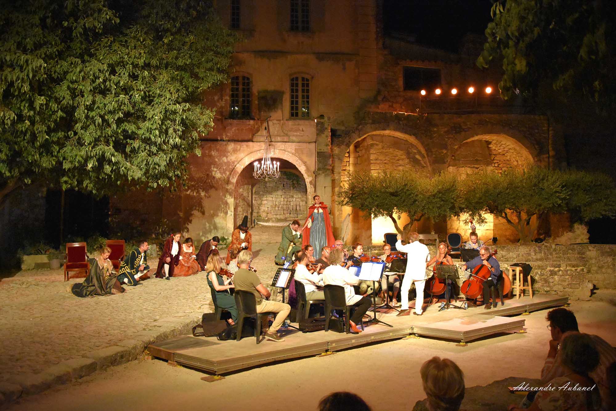 Opernfestival unter freiem Himmel in Oppède-le-Vieux bei Sonnenuntergang